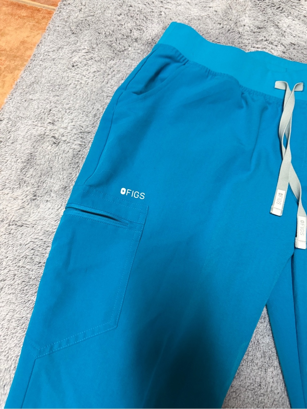 Figs Technical Collection V-Neck Scrub set in Teal size large - Picture 5 of 9